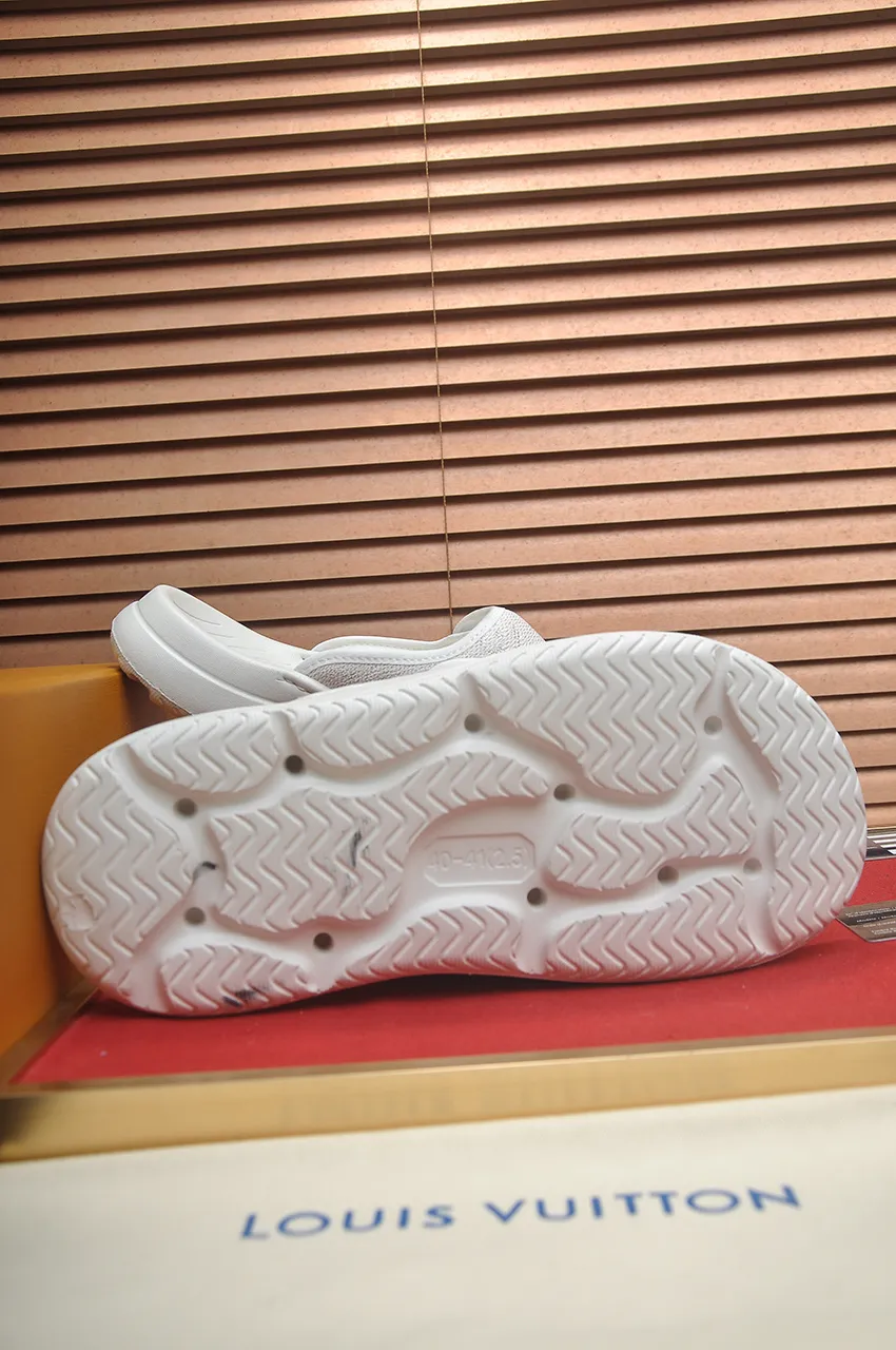 Men's men's shoes 💰340💶 [Louis Vuitton LV slippers] (high-end cowhide) counter 1:1 fashion style, a must-have for summer! The designer used LV’s iconic outsole. The original simple slippers instantly become fashionable! The upper is made of flexible special cowhide leather straps alternately, and the workmanship is exquisite! A must-have for stylish men in summer, size 38-45 (45 customized)